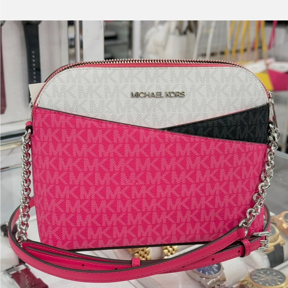 Michael Kors Jet Set Travel MD
Dome Crossbody Bag Signature
Dragonfruit Pink-NWT